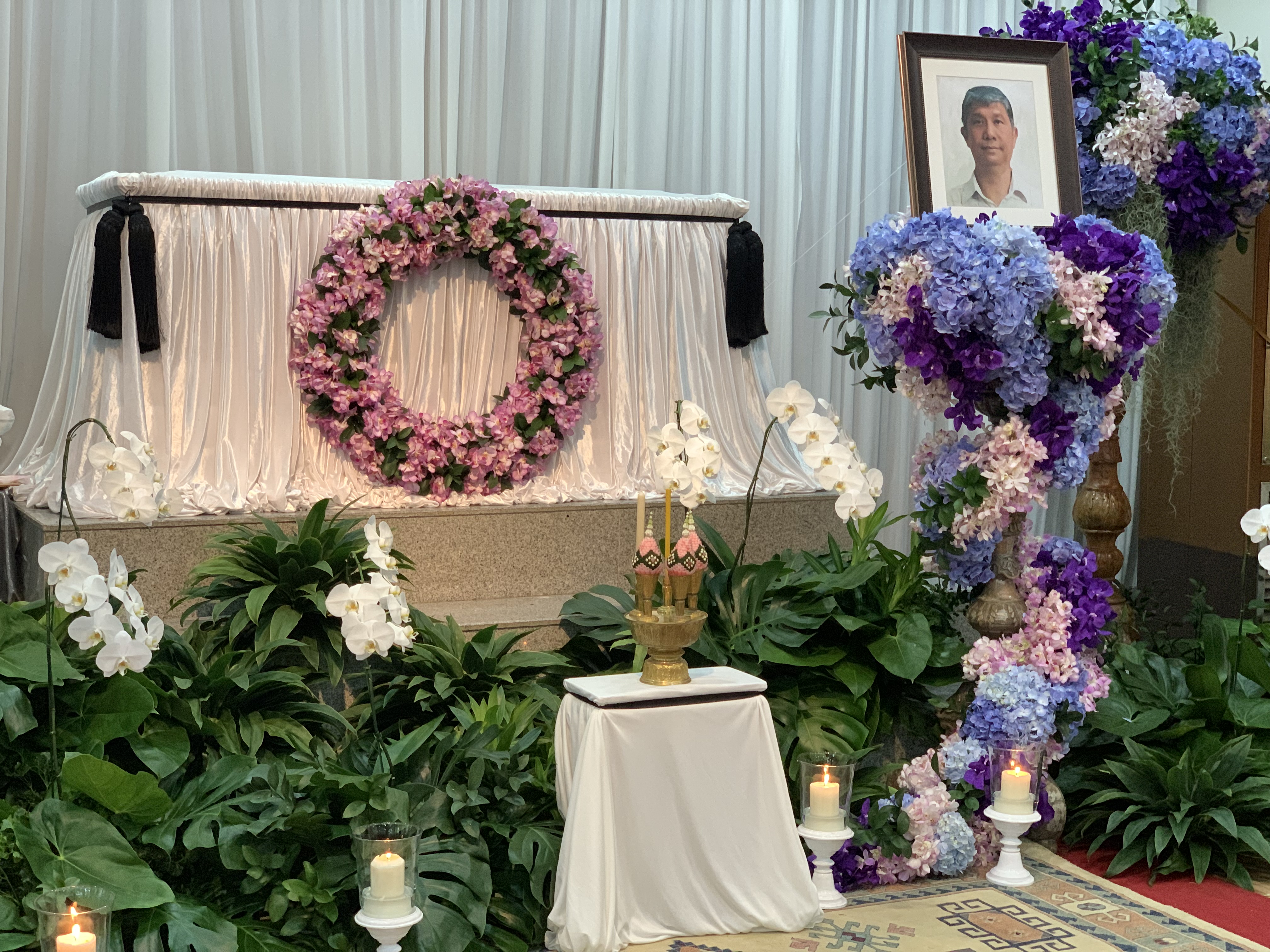 Pink rose wreath ceremony with blue hydrangea column arrangement