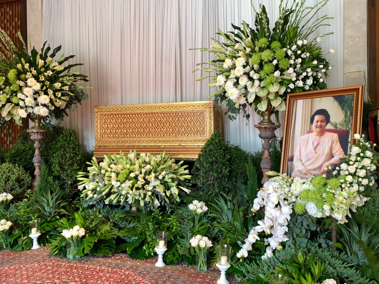 Elegant white and green ceremony arrangement with portrait frame
